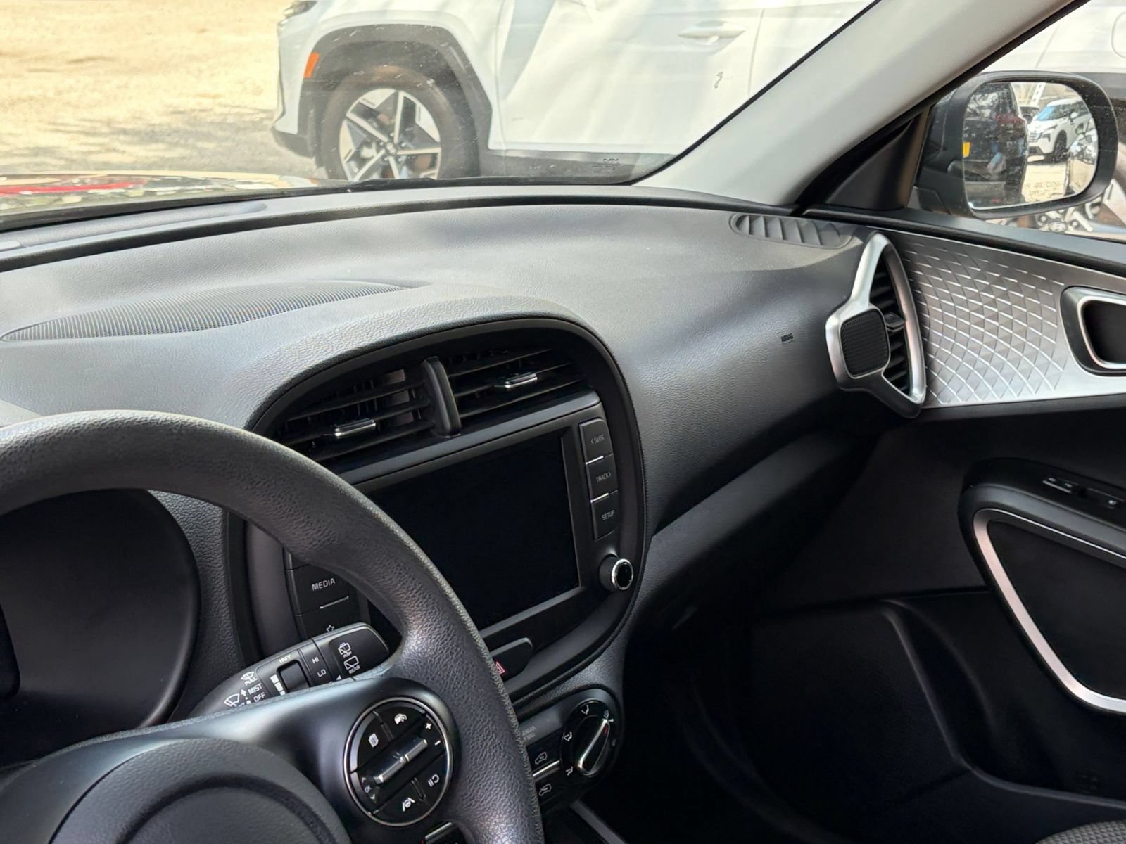 Used 2025 Kia Soul LX w/ LX Technology Package FWD image 32