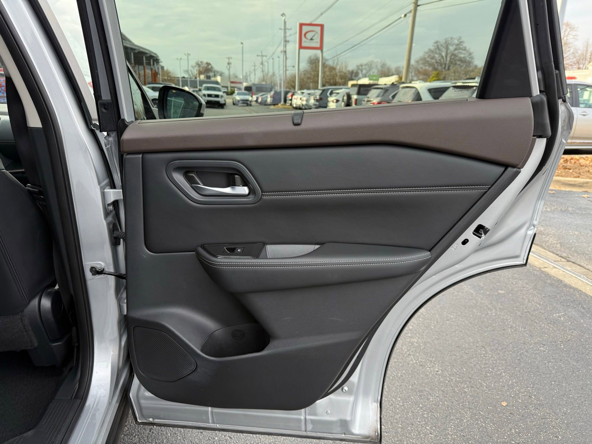 Used 2023 Nissan Rogue SV w/ SV Premium B Package image 28