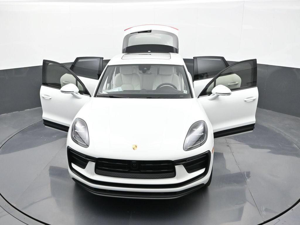 Certified 2025 Porsche Macan AWD/4WD image 35
