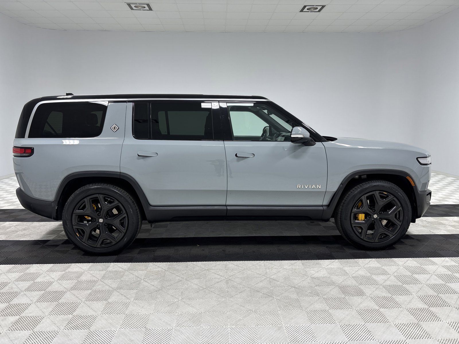 Used 2022 Rivian R1S Launch Edition image 6