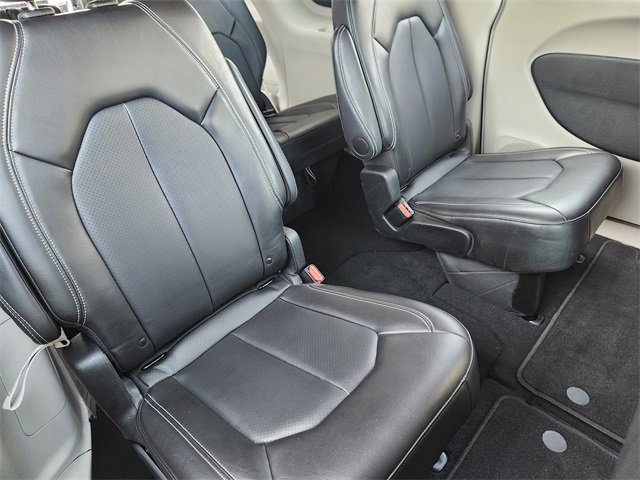 Used 2024 Chrysler Pacifica Touring-L image 27