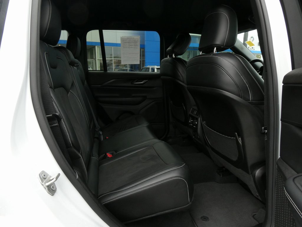 Used 2024 Jeep Grand Cherokee Altitude image 16