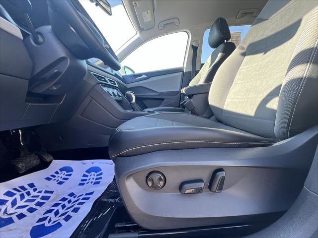Certified 2022 Volkswagen Taos SE image 12