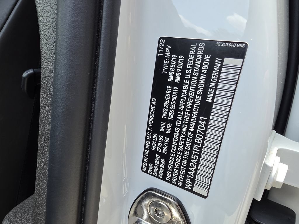 Certified 2023 Porsche Macan AWD/4WD image 30