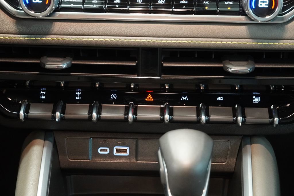 Used 2025 Chevrolet Colorado ZR2 w/ Technology Package AWD/4WD image 22
