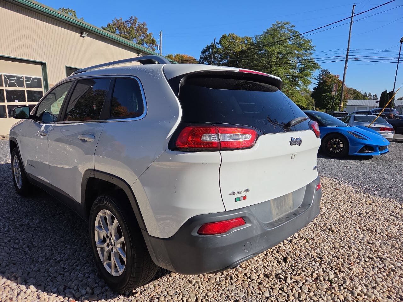 Used 2017 Jeep Cherokee Latitude w/ Comfort & Sound Group AWD/4WD image 4