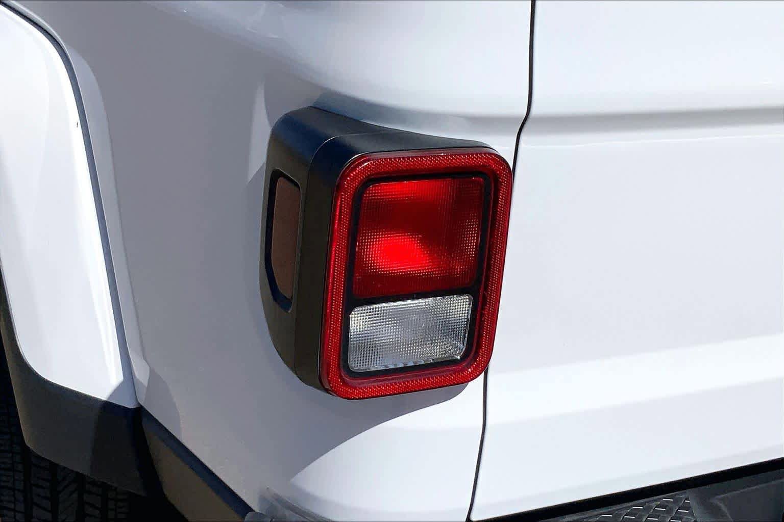 Used 2022 Jeep Gladiator Overland w/ Trailer Tow Package AWD/4WD image 29