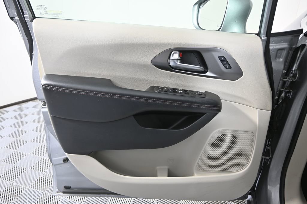 Used 2020 Chrysler Pacifica Touring-L image 20