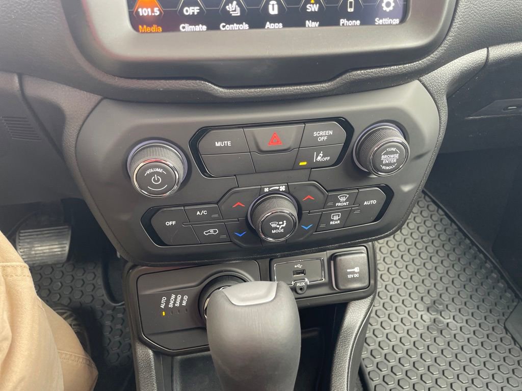 Certified 2023 Jeep Renegade Latitude w/ Sun/Sound Group AWD/4WD image 8