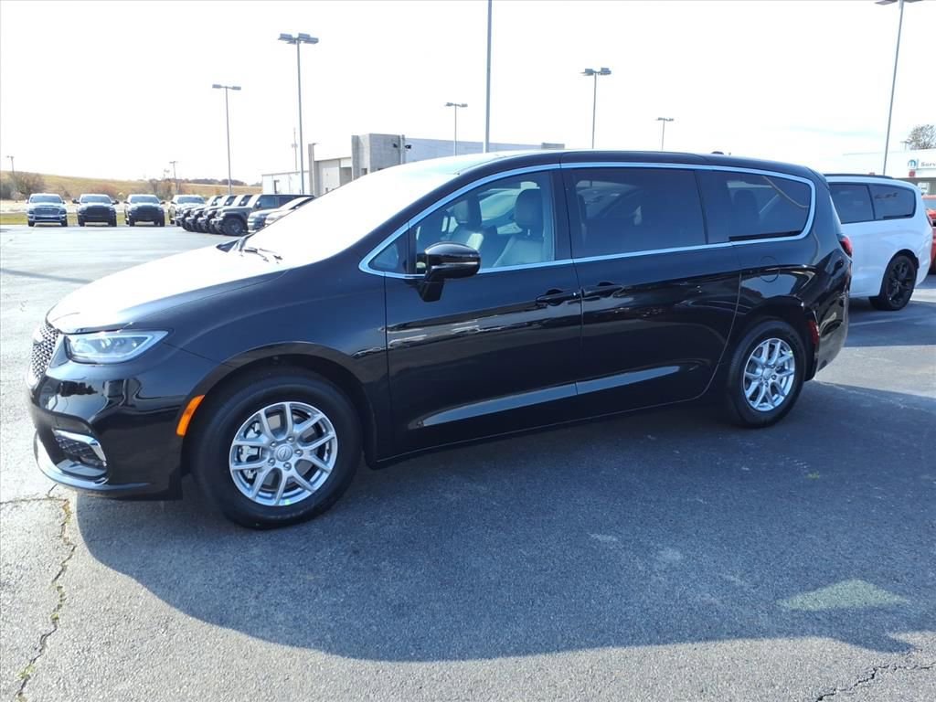 New 2026 Chrysler Pacifica Select image 3