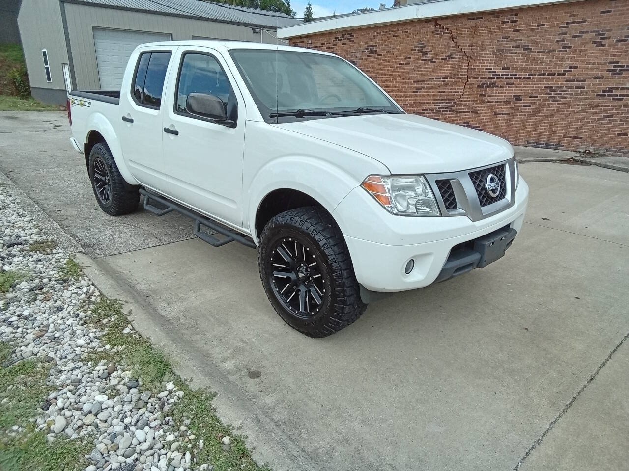Used 2019 Nissan Frontier Desert Runner RWD image 2