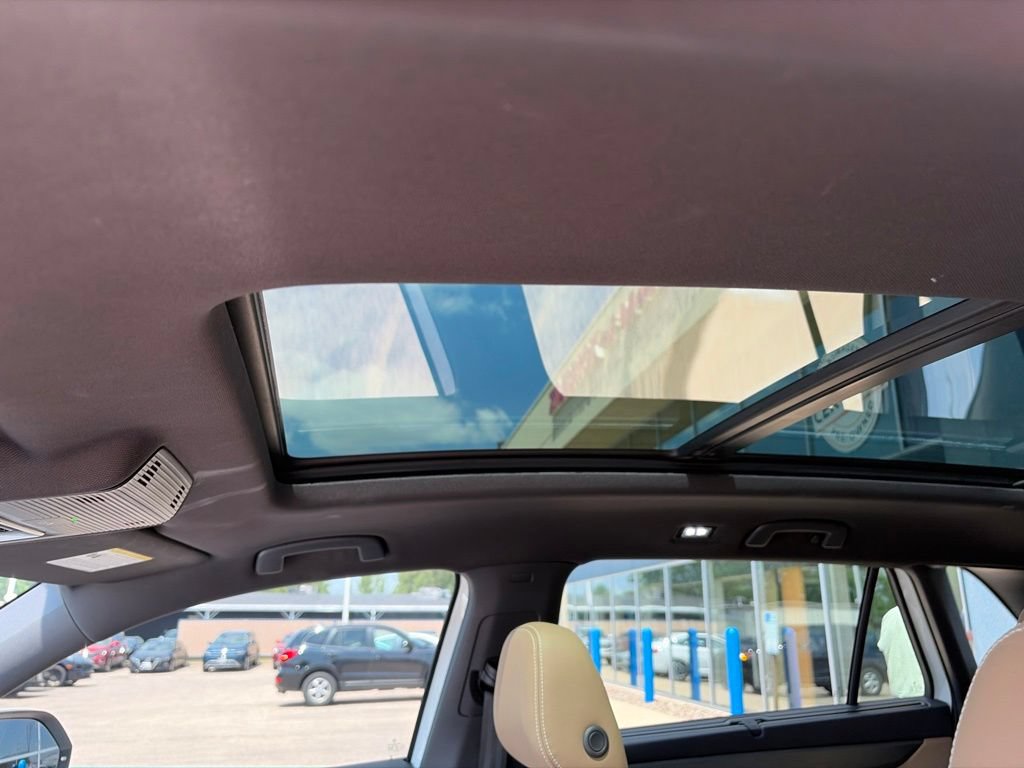 Certified 2024 Volkswagen Atlas Cross Sport SE w/ Panoramic Sunroof Package AWD/4WD image 15