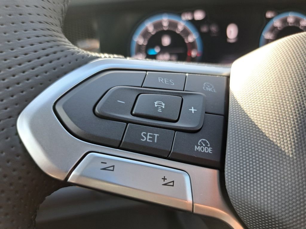 New 2026 Volkswagen Tiguan SE R-Line FWD image 13