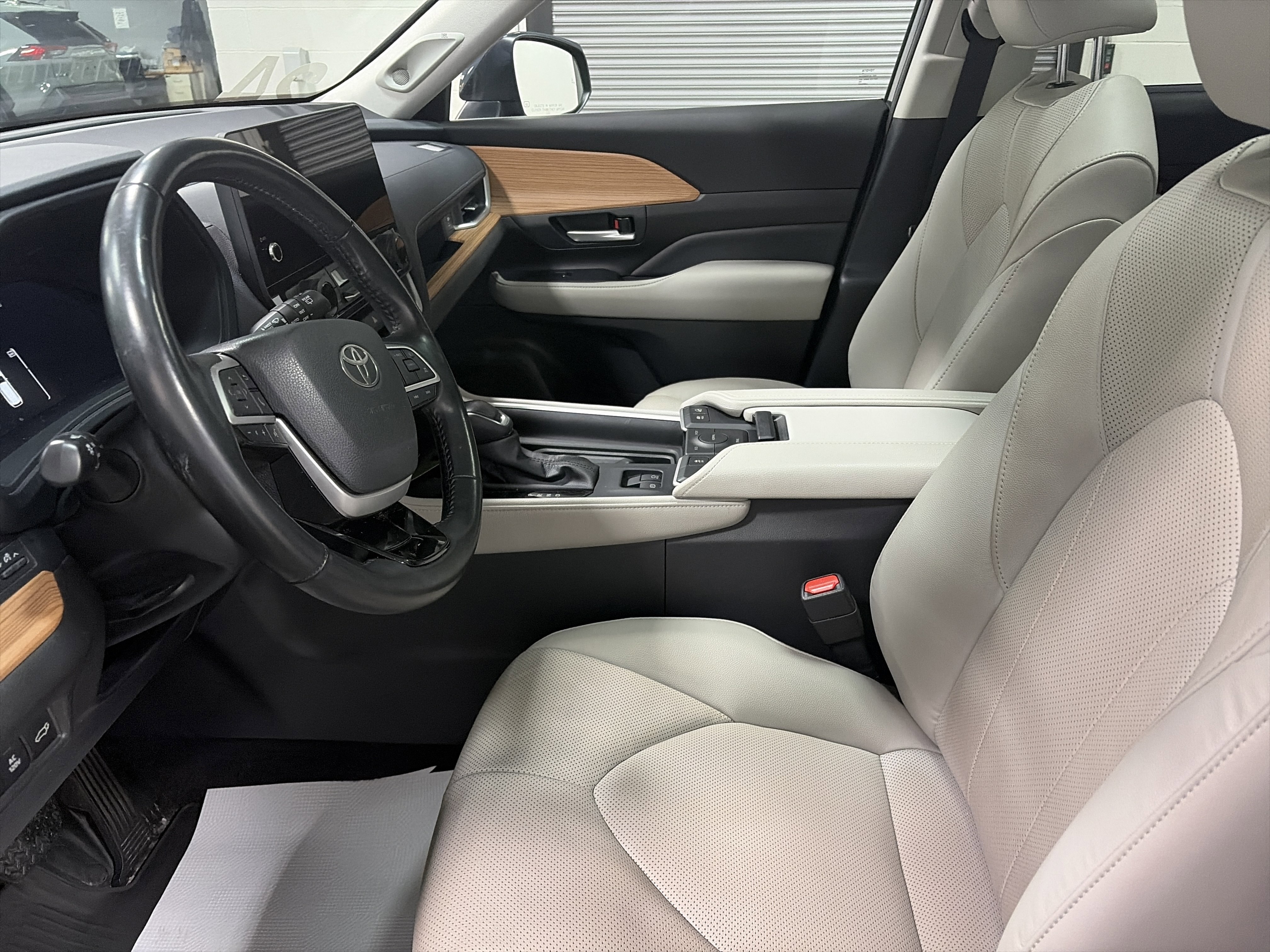 Used 2024 Toyota Grand Highlander Limited image 14