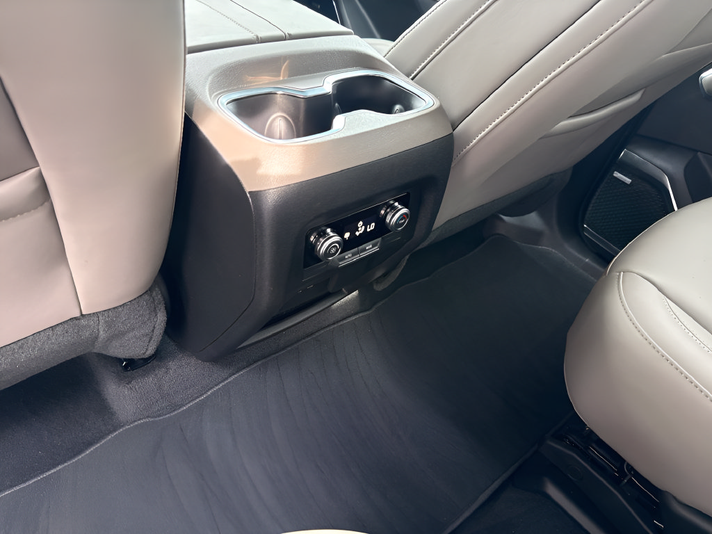 Used 2026 GMC Acadia Elevation w/ Elevation Premium Package FWD image 12