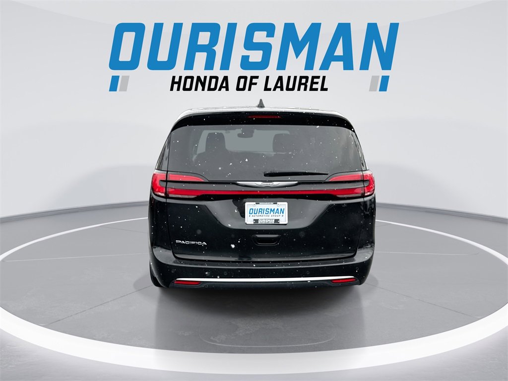 Used 2023 Chrysler Pacifica Touring-L image 7