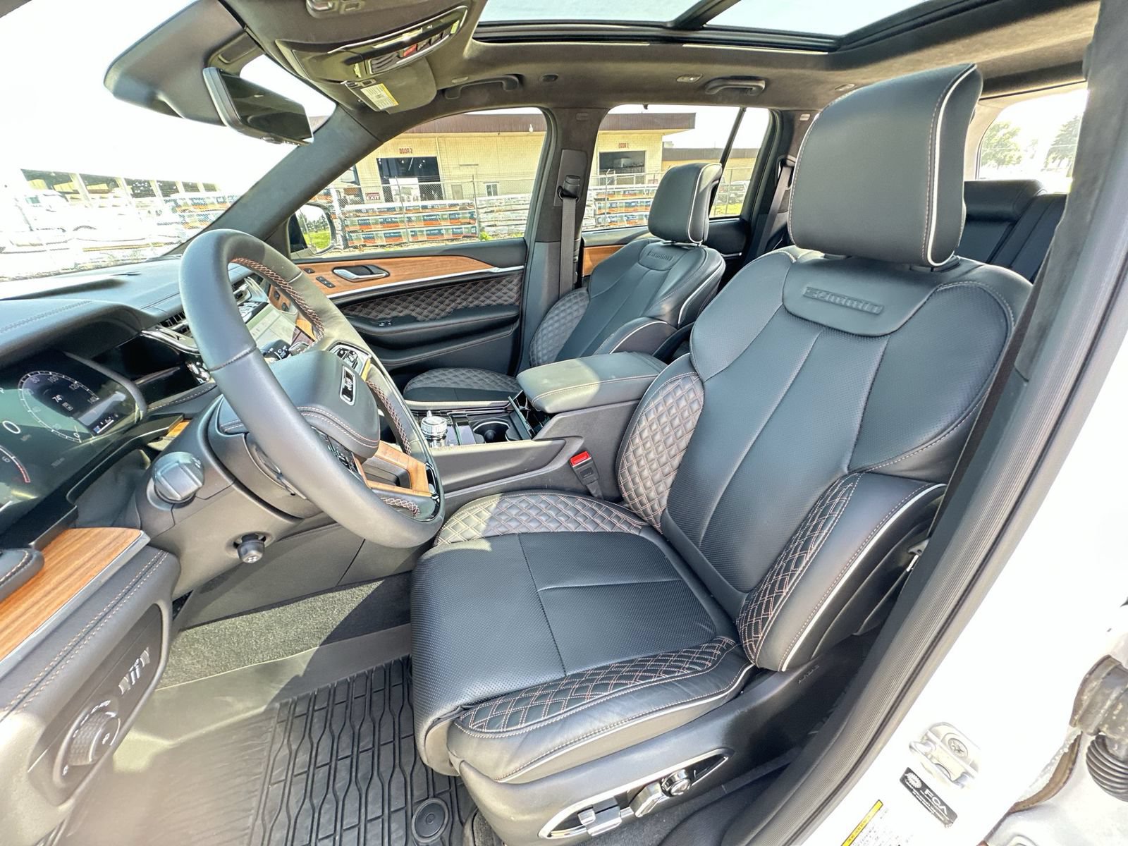 Used 2025 Jeep Grand Cherokee Summit AWD/4WD image 20