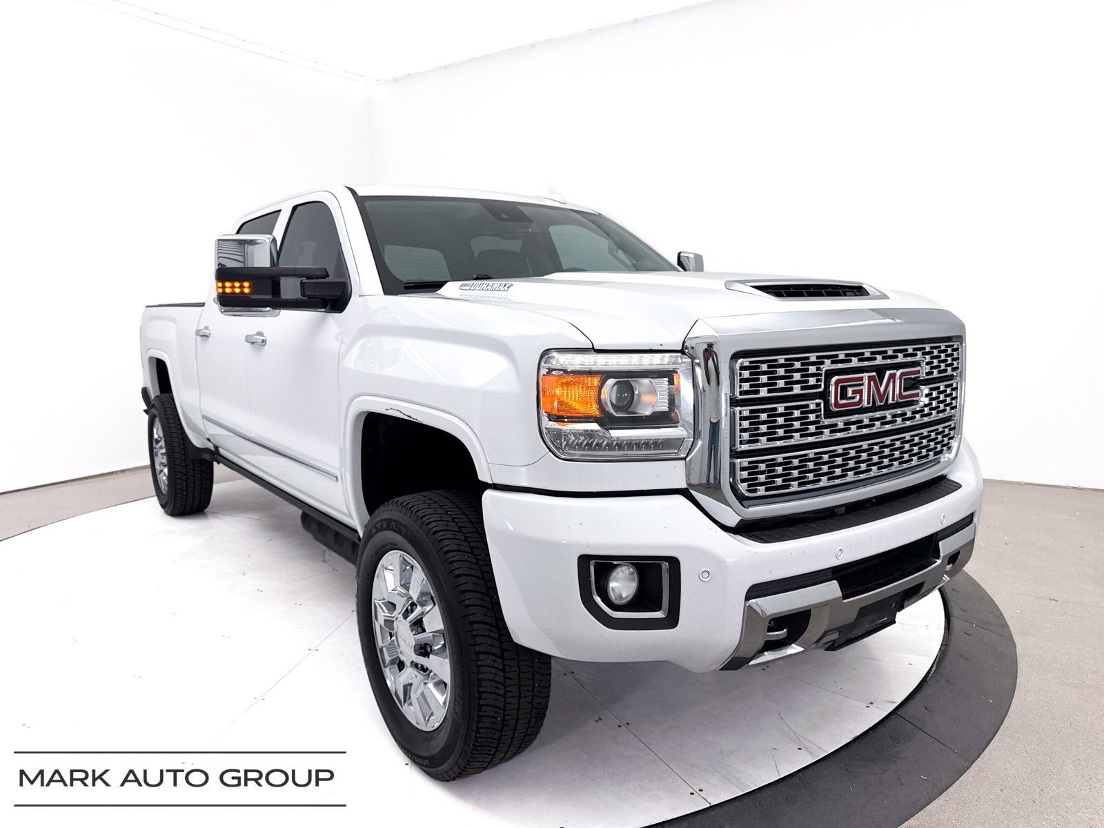 Used 2019 GMC Sierra 2500 Denali w/ Duramax Plus Package AWD/4WD image 1