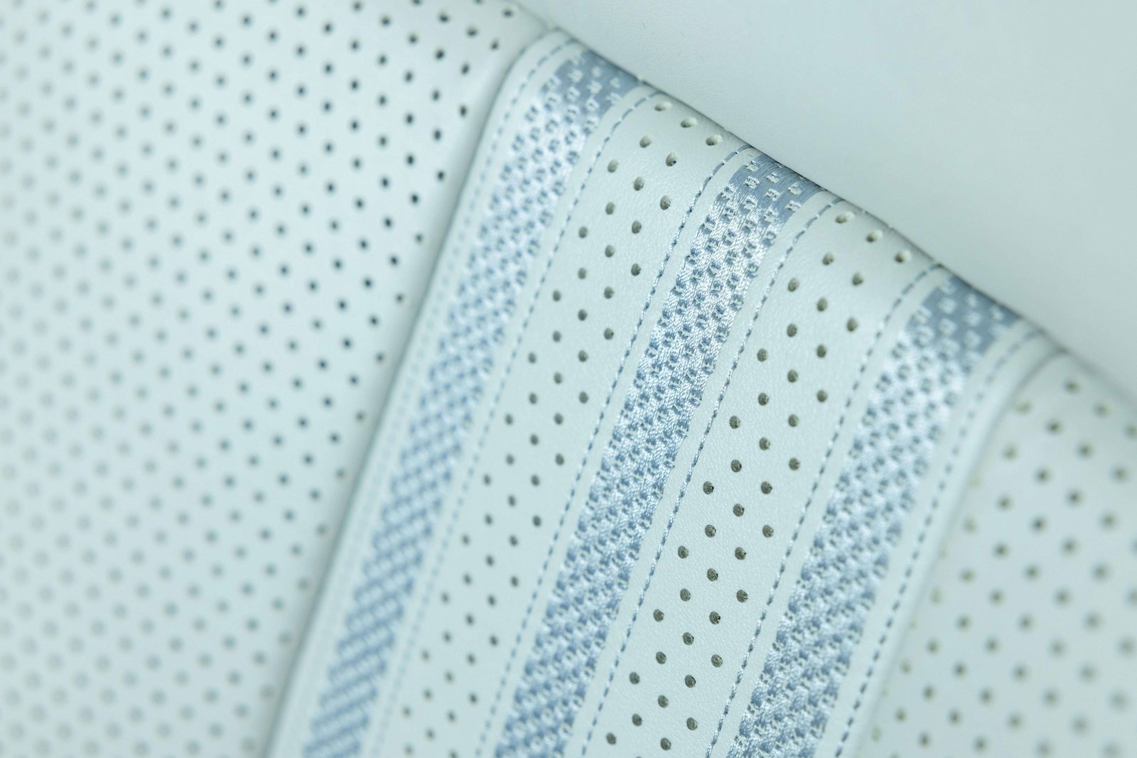 Used 2025 Aston Martin DBX 707 image 19