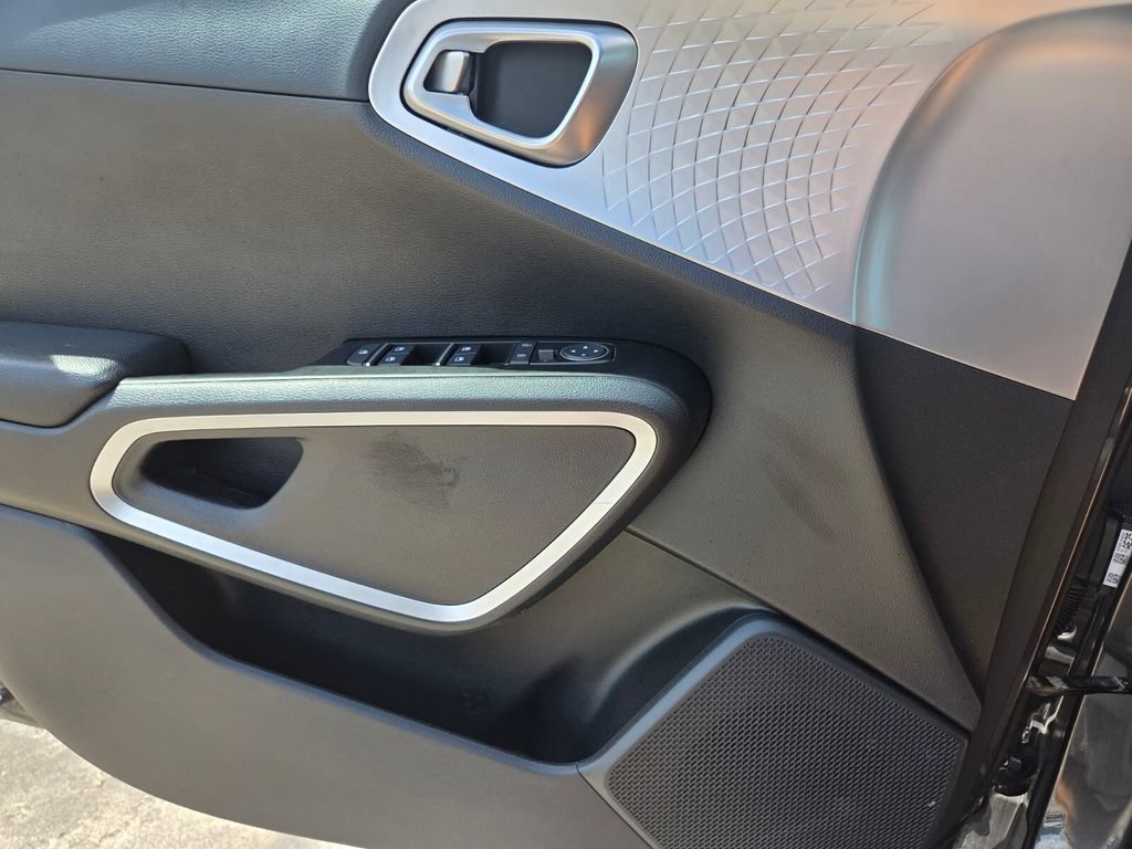 Used 2025 Kia Soul LX w/ LX Technology Package FWD image 21