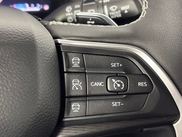 Used 2025 Jeep Grand Cherokee Altitude w/ Trailer Tow Package AWD/4WD image 15