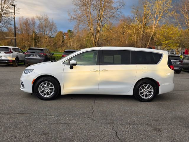 Used 2023 Chrysler Pacifica Touring-L FWD image 5