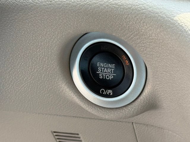 Used 2024 Chrysler Pacifica Touring-L FWD image 17