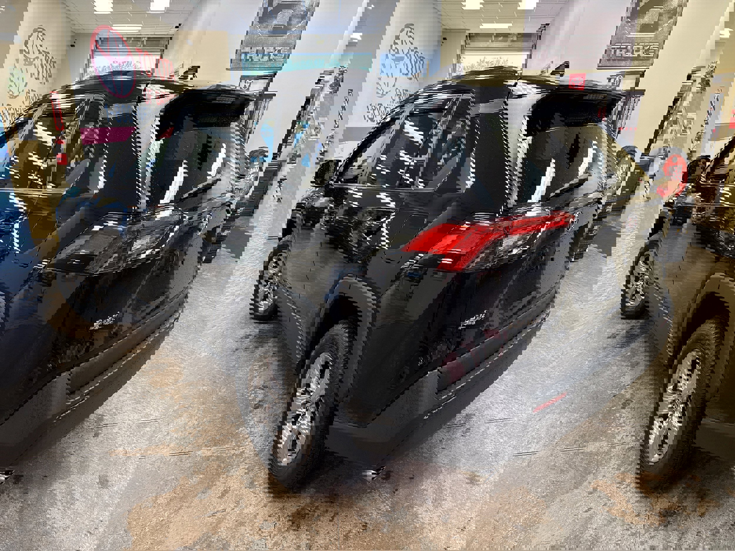 Used 2022 Toyota RAV4 XLE w/ Convenience Package image 8