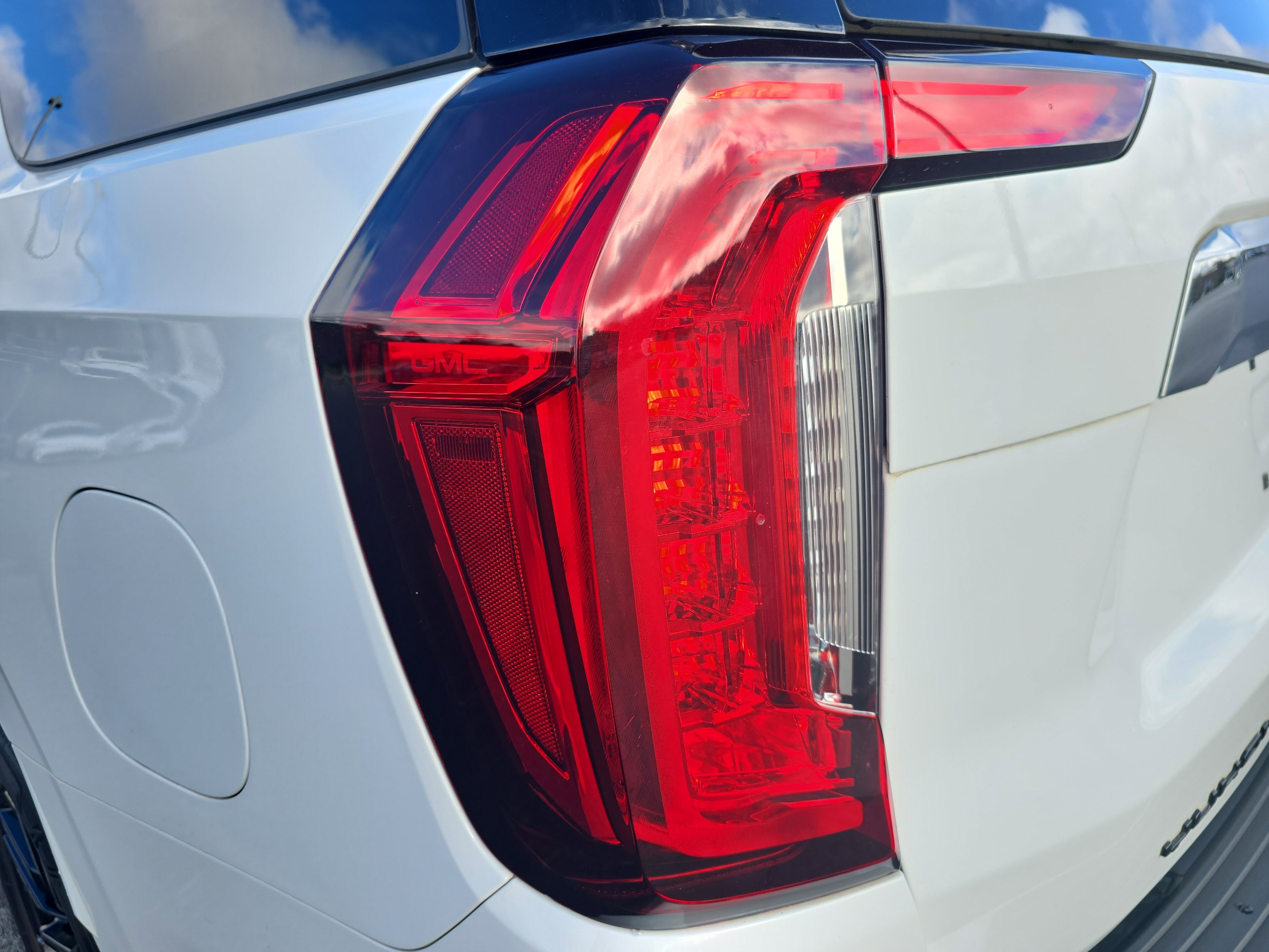 Used 2023 GMC Yukon SLT image 32