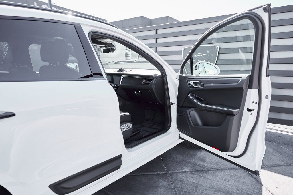 Used 2025 Porsche Macan GTS image 26