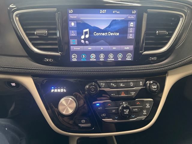 Used 2019 Chrysler Pacifica Limited w/ Tire & Wheel Group FWD image 5