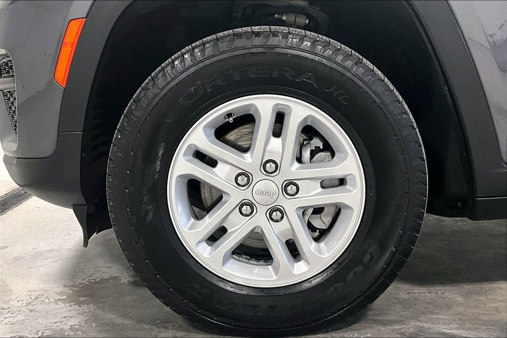 Used 2024 Jeep Grand Cherokee Laredo w/ Trailer Tow Package image 11