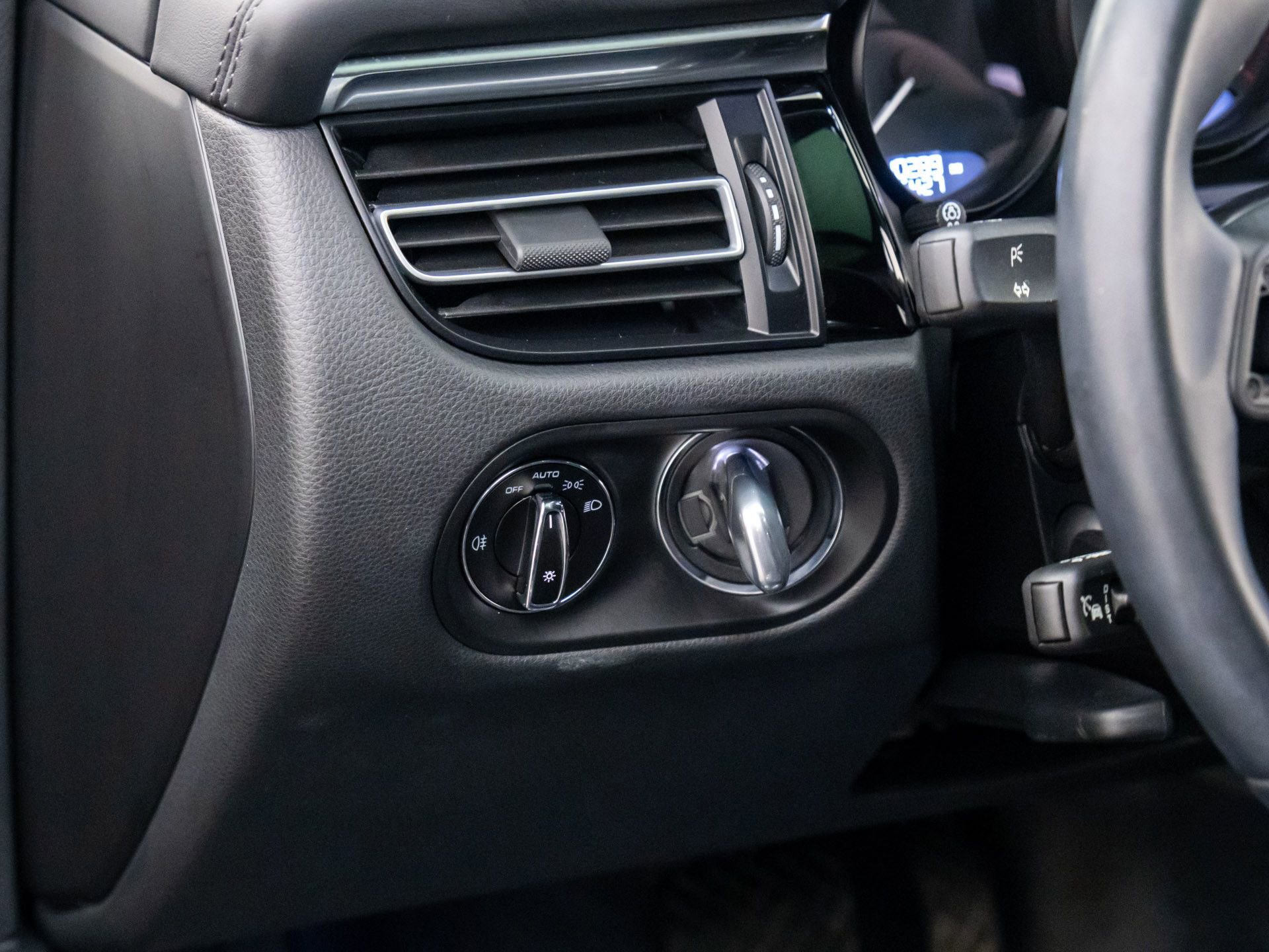 Certified 2024 Porsche Macan Turbo image 20