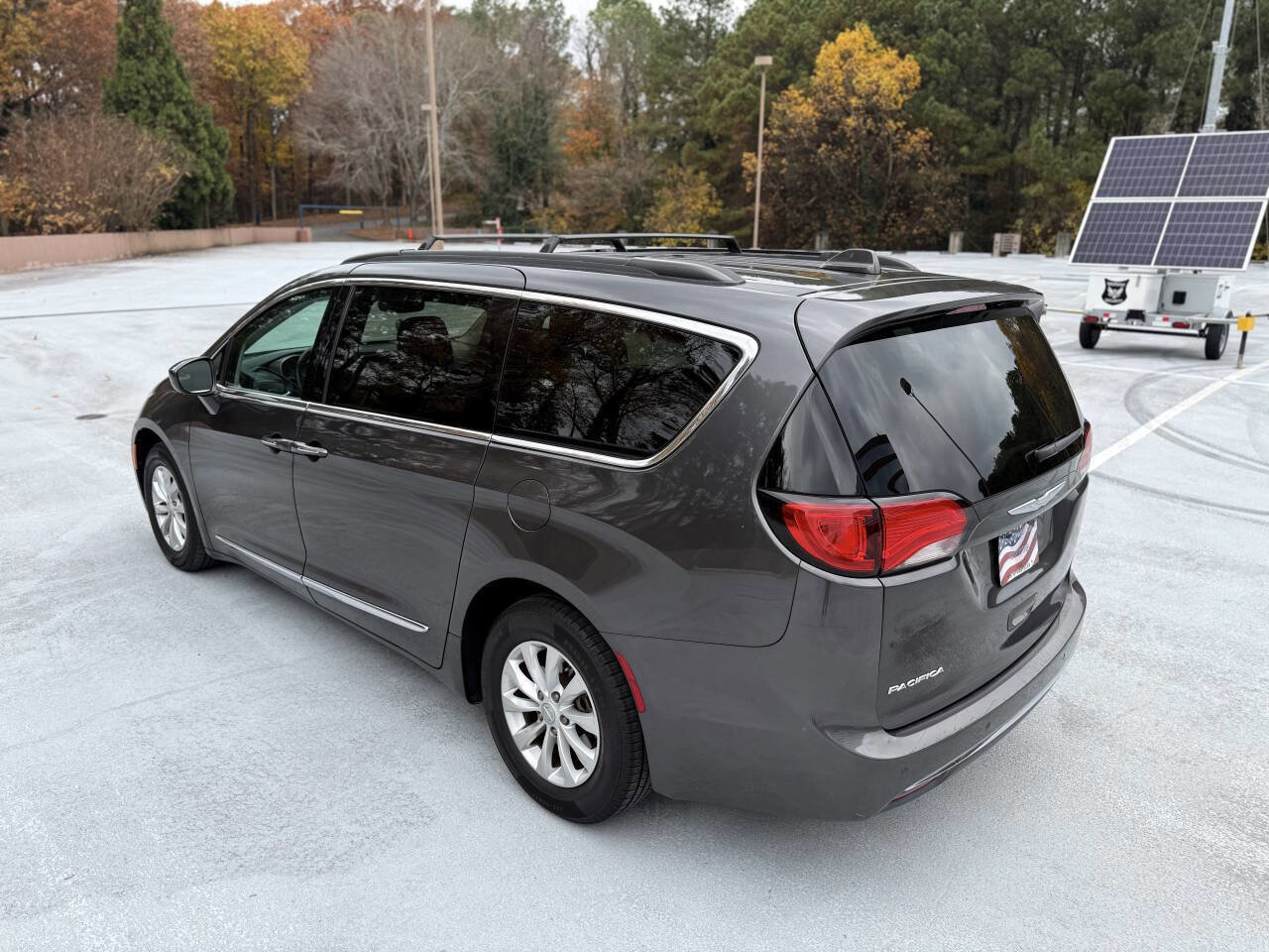 Used 2017 Chrysler Pacifica Touring-L image 15