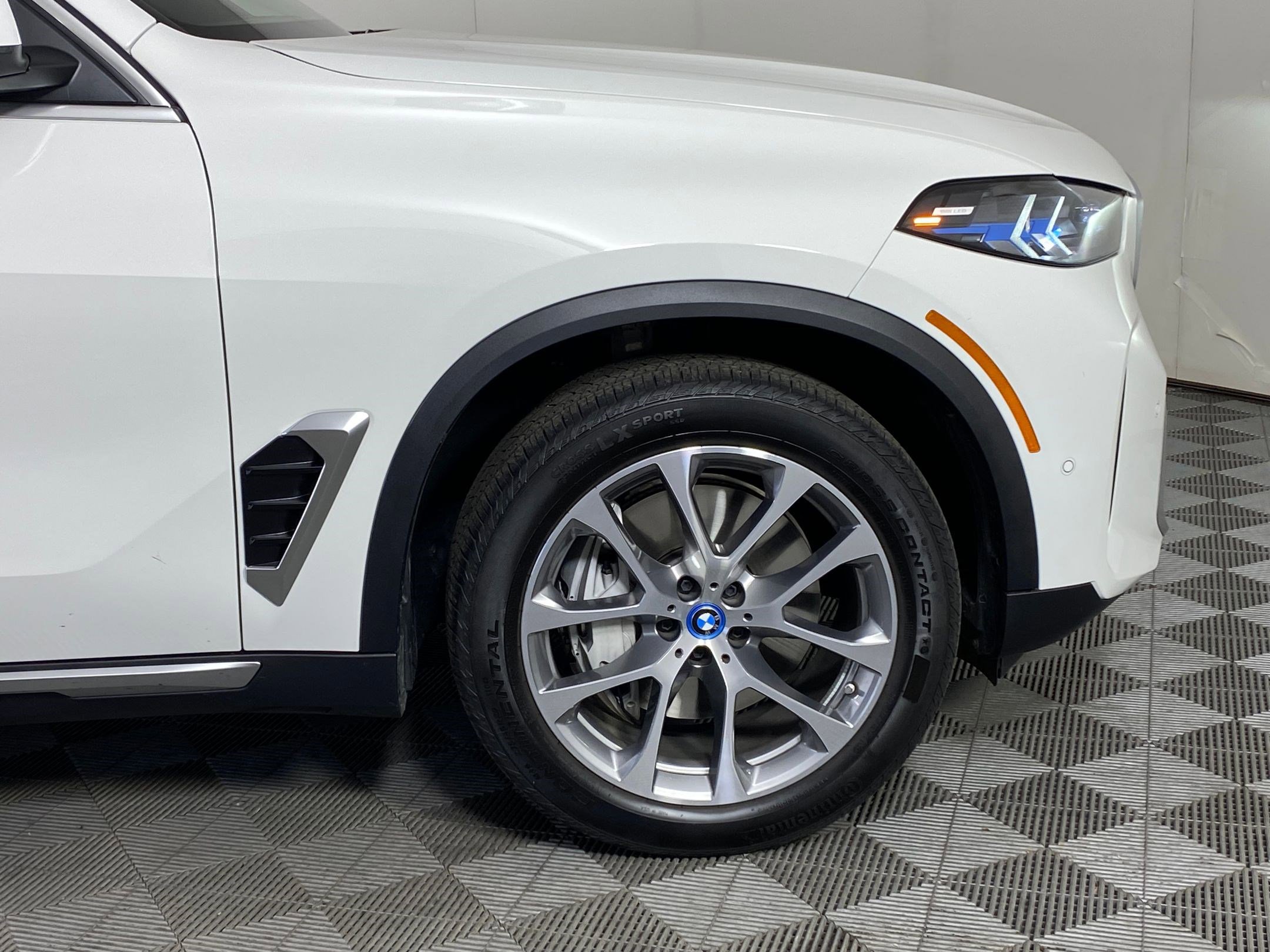 Used 2025 BMW X5 xDrive50e w/ Premium Package image 11