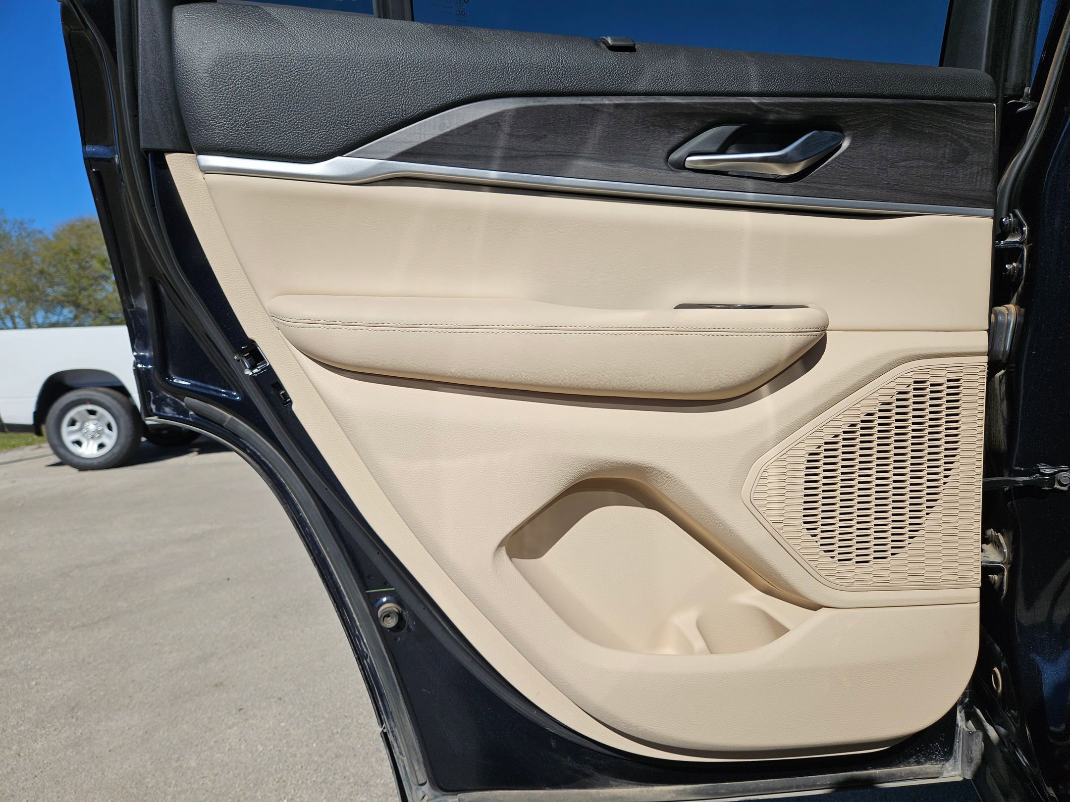 Certified 2024 Jeep Grand Cherokee Limited w/ Luxury Tech Group II image 15