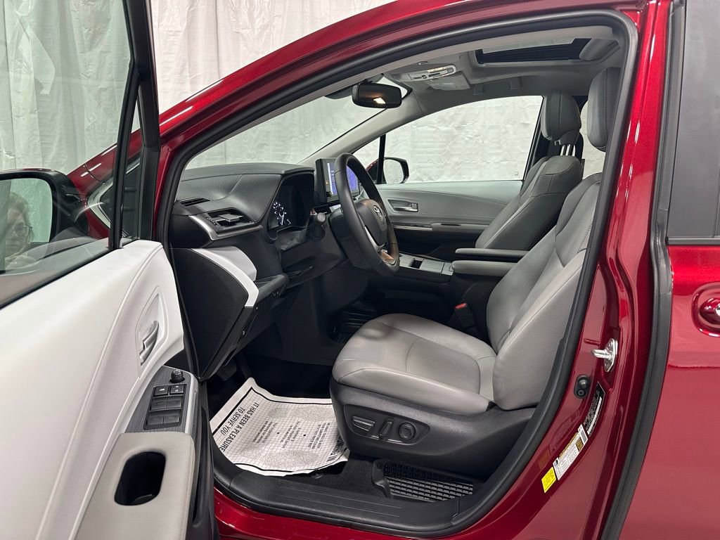 Used 2025 Toyota Sienna XLE image 10