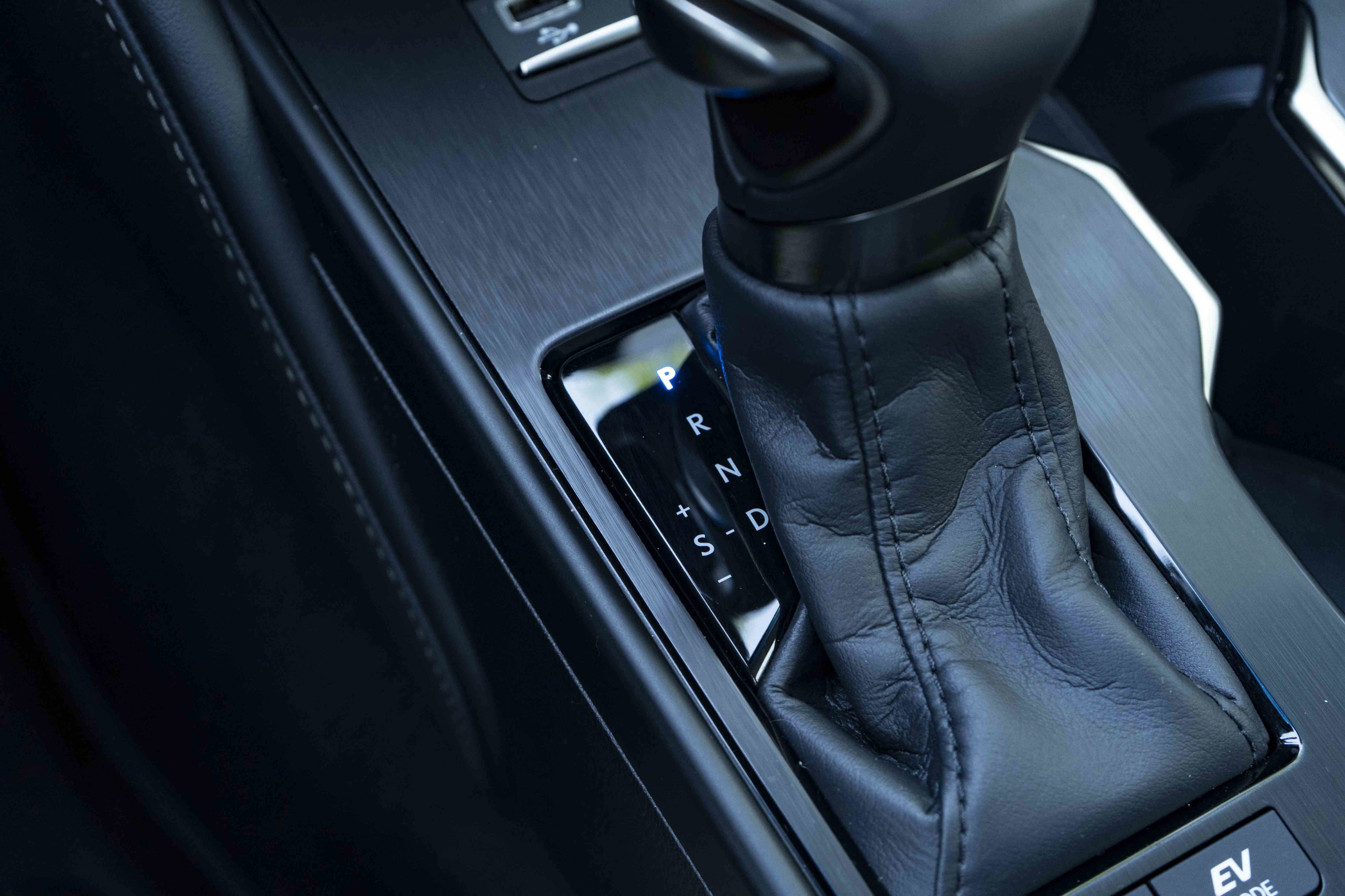 Used 2025 Lexus ES 300h w/ Premium Package image 31