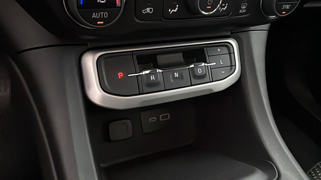 Used 2023 GMC Acadia SLE w/ Driver Convenience Package FWD image 30