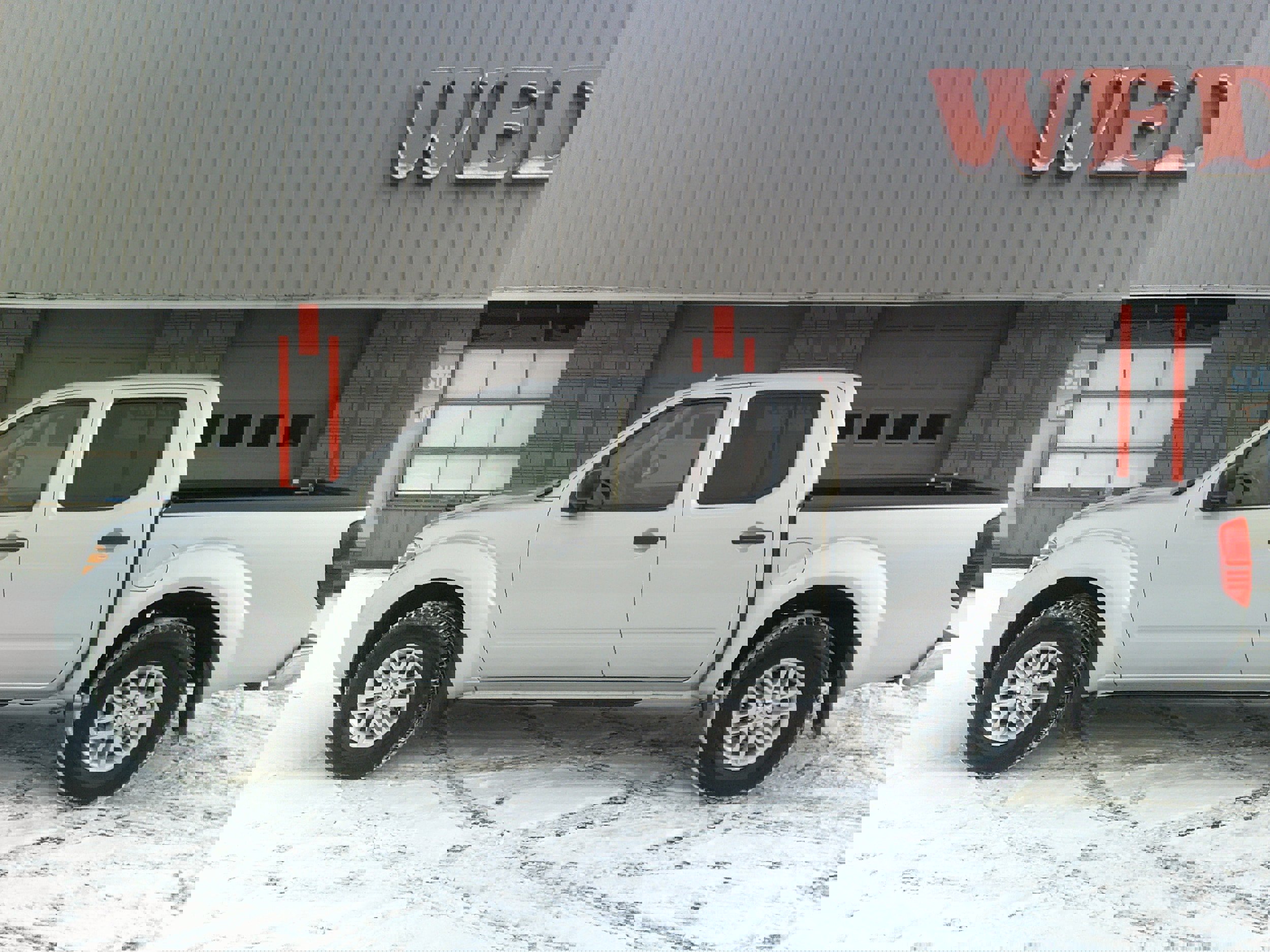 Used 2018 Nissan Frontier SV image 3