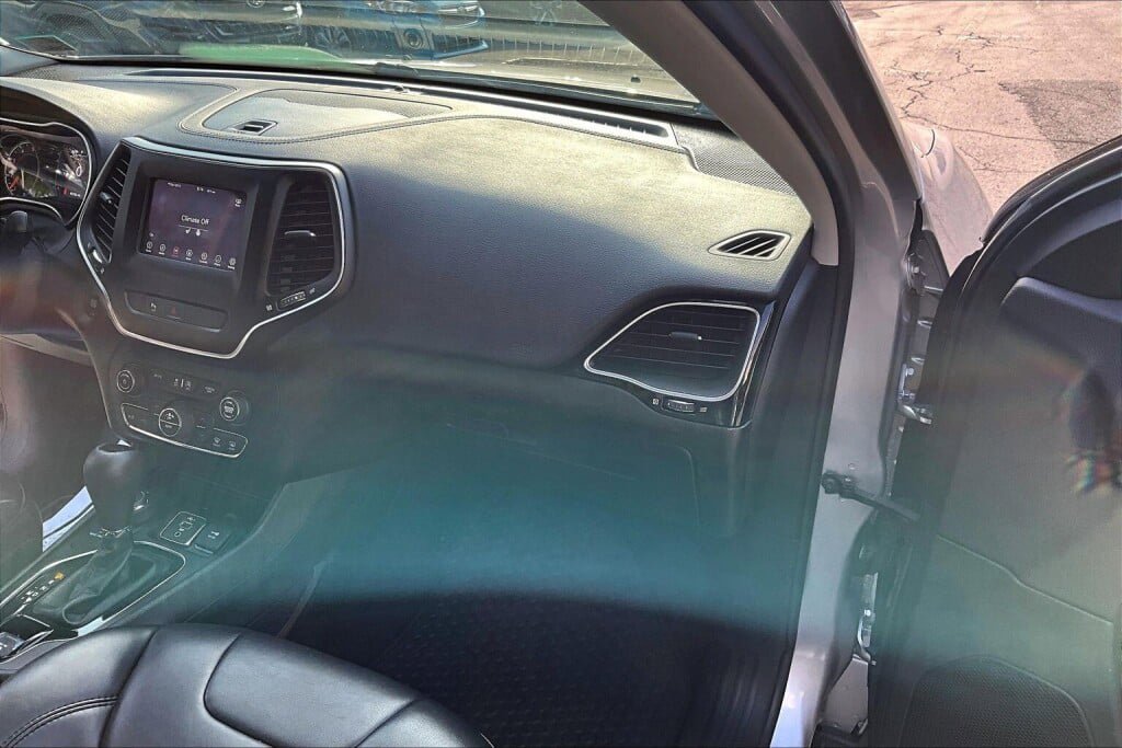 Used 2019 Jeep Cherokee Latitude Plus AWD/4WD image 11