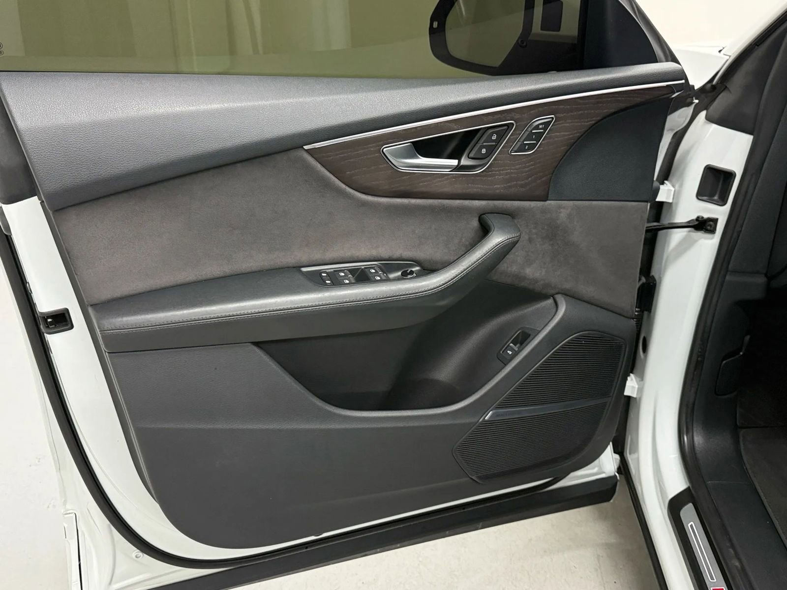 Used 2019 Audi Q8 Prestige w/ Luxury Package AWD/4WD image 16
