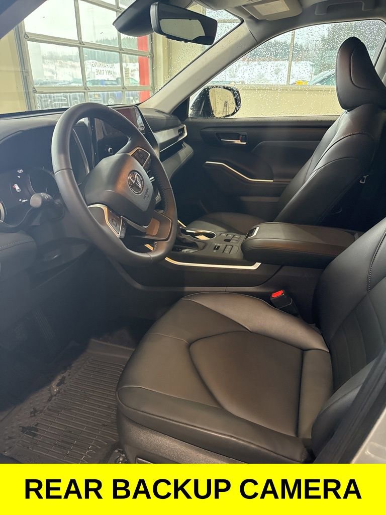 Used 2025 Toyota Highlander AWD image 7