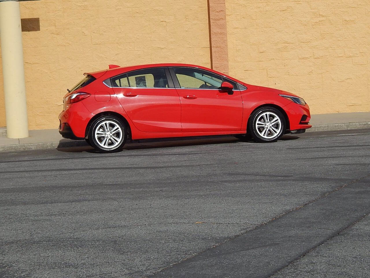 Used 2017 Chevrolet Cruze LT w/ Convenience Package FWD image 6