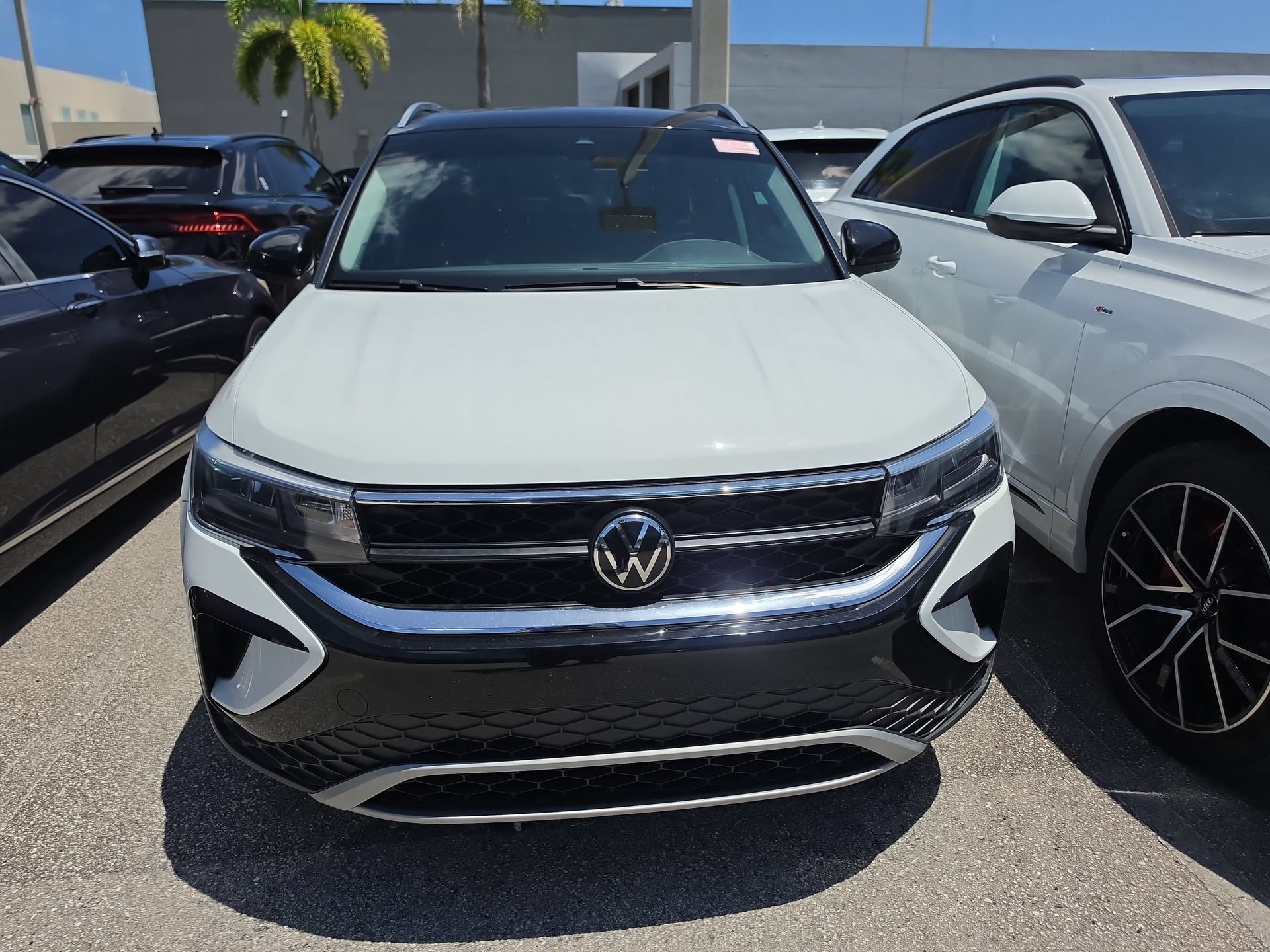 Used 2024 Volkswagen Taos SE FWD image 2
