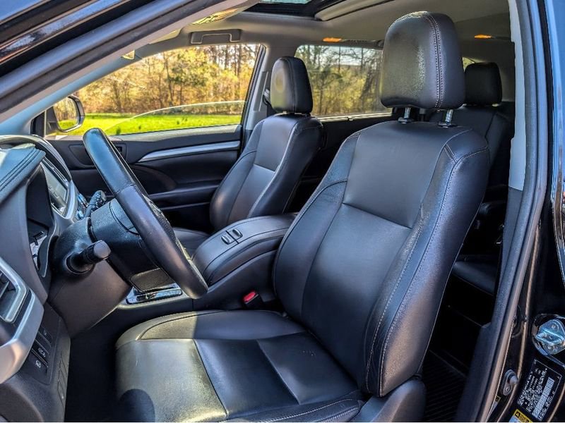 Used 2019 Toyota Highlander XLE AWD/4WD image 16