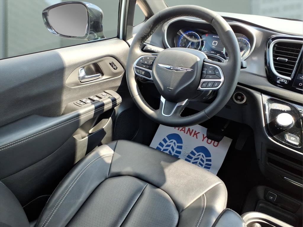 Used 2025 Chrysler Pacifica Select FWD image 21
