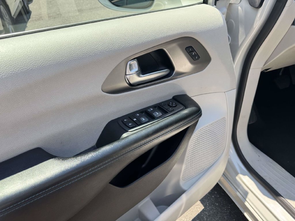Used 2021 Chrysler Pacifica Touring-L FWD image 15