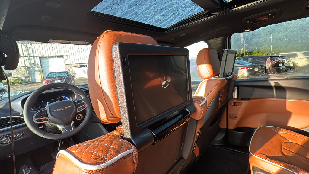 Used 2024 Chrysler Pacifica Pinnacle FWD image 26