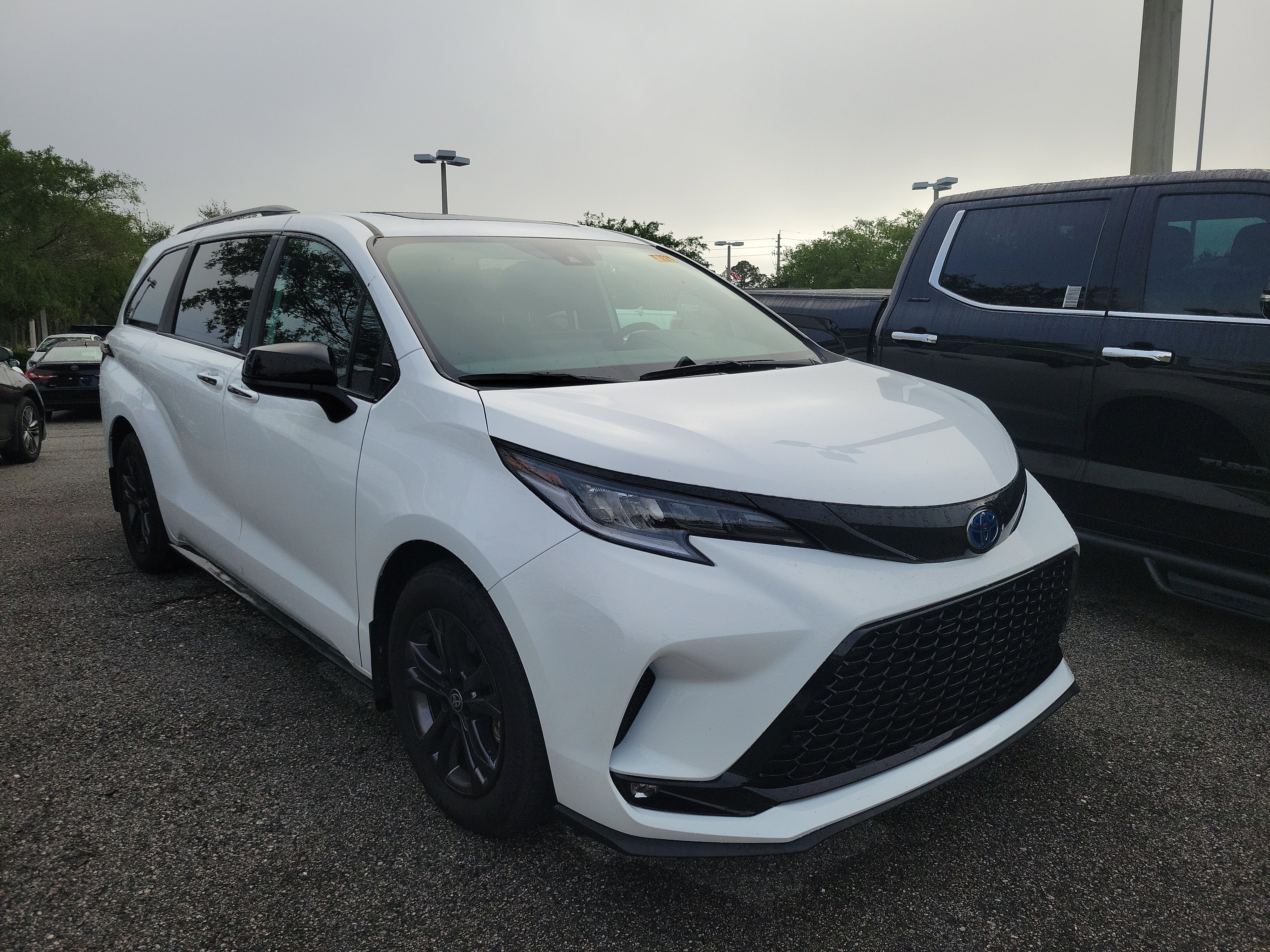 Used 2025 Toyota Sienna XSE w/ XSE Plus Package AWD/4WD image 6